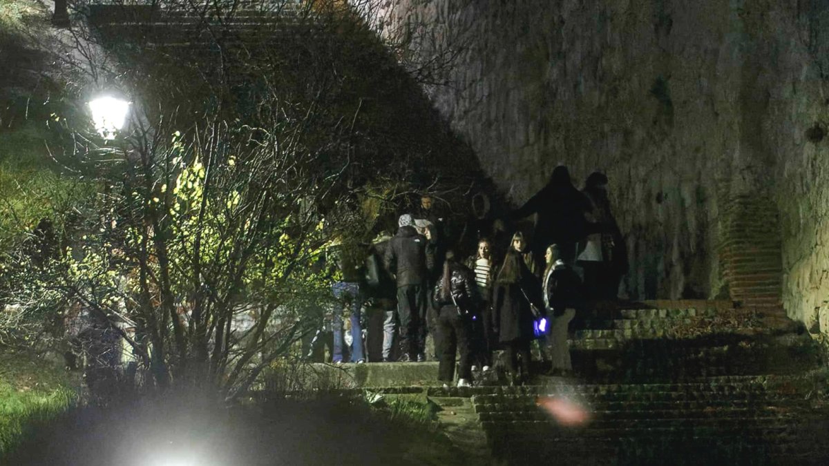 Grupos de jóvenes en las escaleras de San Esteban durante la noche del pasado sábado. SANTI OTERO