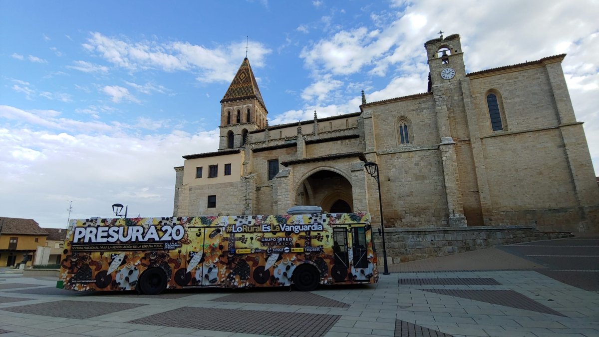 El autobús a su llegada a Paredes de Nava. ECB