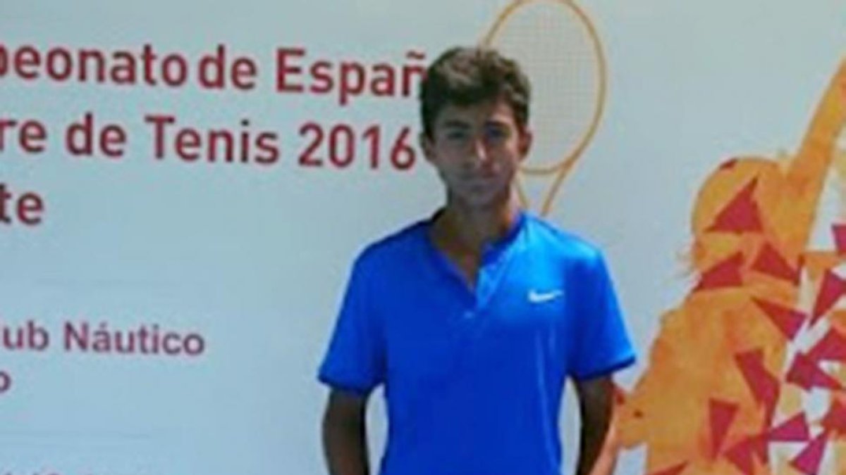 Nicolás Álvarez posa con su trofeo de subcampeón de España cadete-ECB