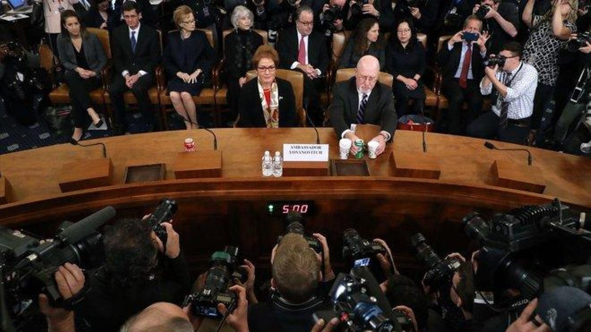 Maria Yovanovitch, junto a su abogado, en el Capitolio.-GETTY IMAGES