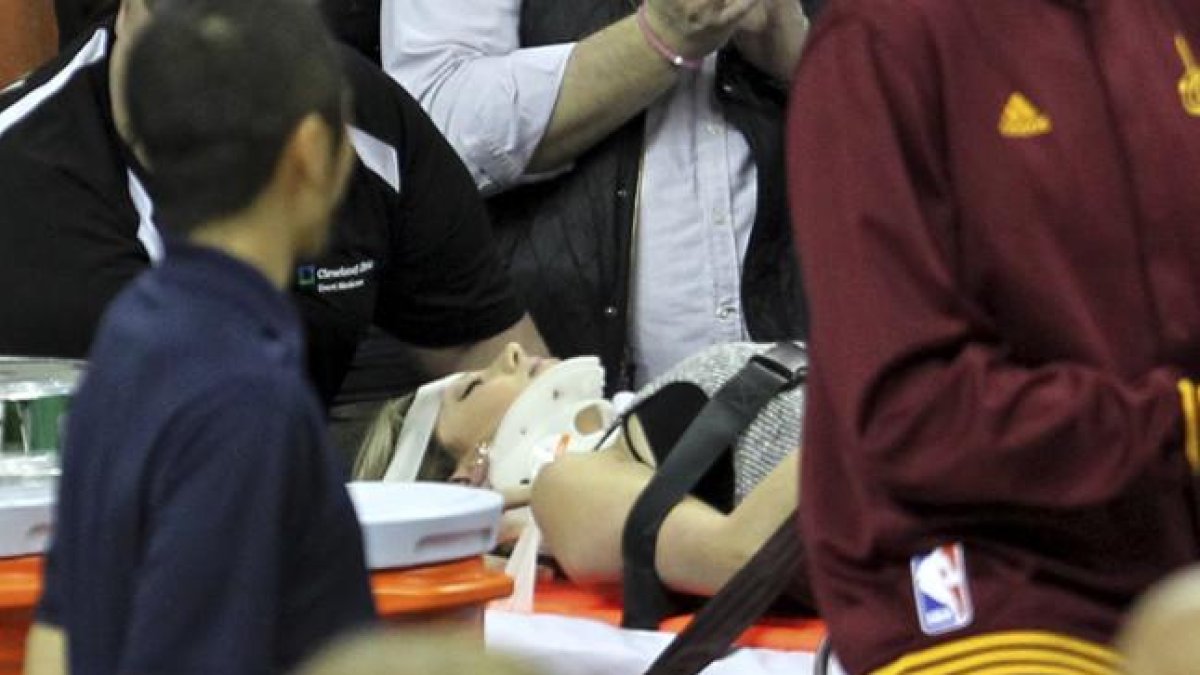 Ellie Day, con collarín, sale en camilla del estadio tras ser arrollada por LeBron James durante una jugada.-AP / JOHN KUNTZ
