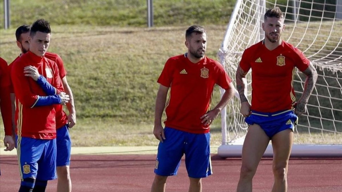 Callejón, junto a Jordi Alba y Sergio Ramosy Sergio Ramos durante el entrenamiento de este martes por la mañana en la ciudad deportiva de Las Rozas.-EFE / BALLESTEROS