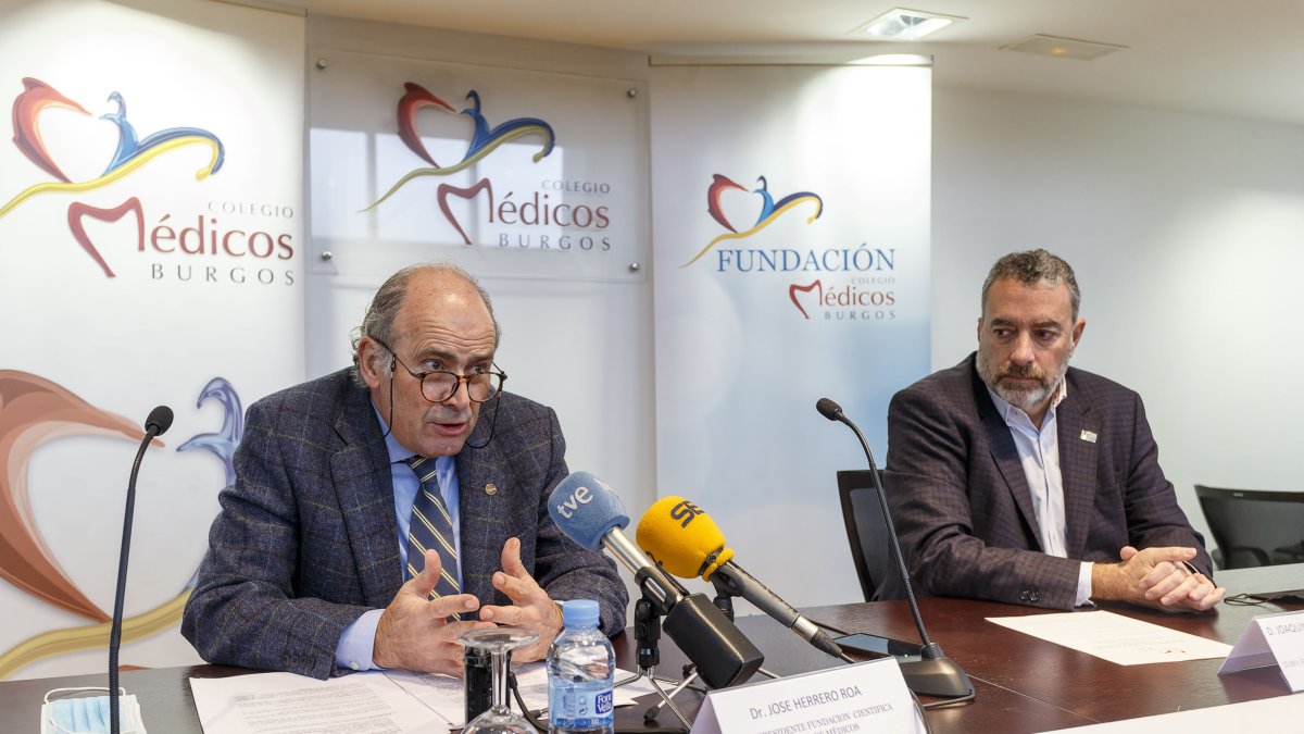 El vicepresidente de la Fundación Científica, José Herrero, y el presidente del colegio de Médicos, Joaquín Fernández de Valderrama. SANTI OTERO