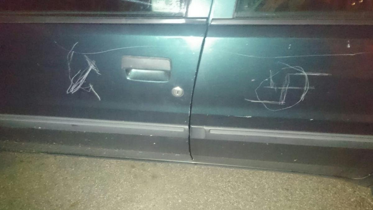 Los vándalos rayaron el coche con símbolos comunistas y antifascistas.-ECB