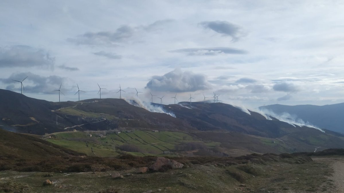 Incendio activo en el término municipal de Espinosa de los Monteros. / ECB