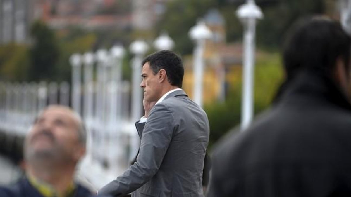 Pedro Sánchez habla por teléfono, esta mañana, durante su visita a Portugalete.-REUTERS