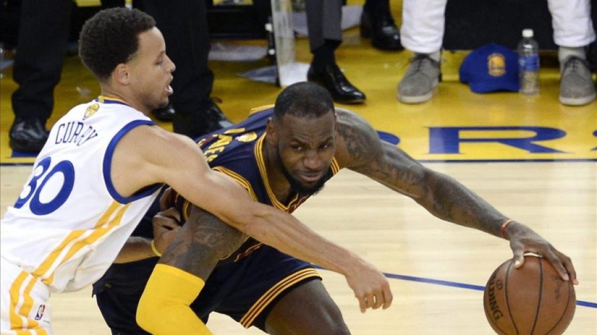 Lebron James y Stephen Curry pugnan en uno de sus múltiples pulsos en la NBA-/ JOHN G MABANGLO (EFE)