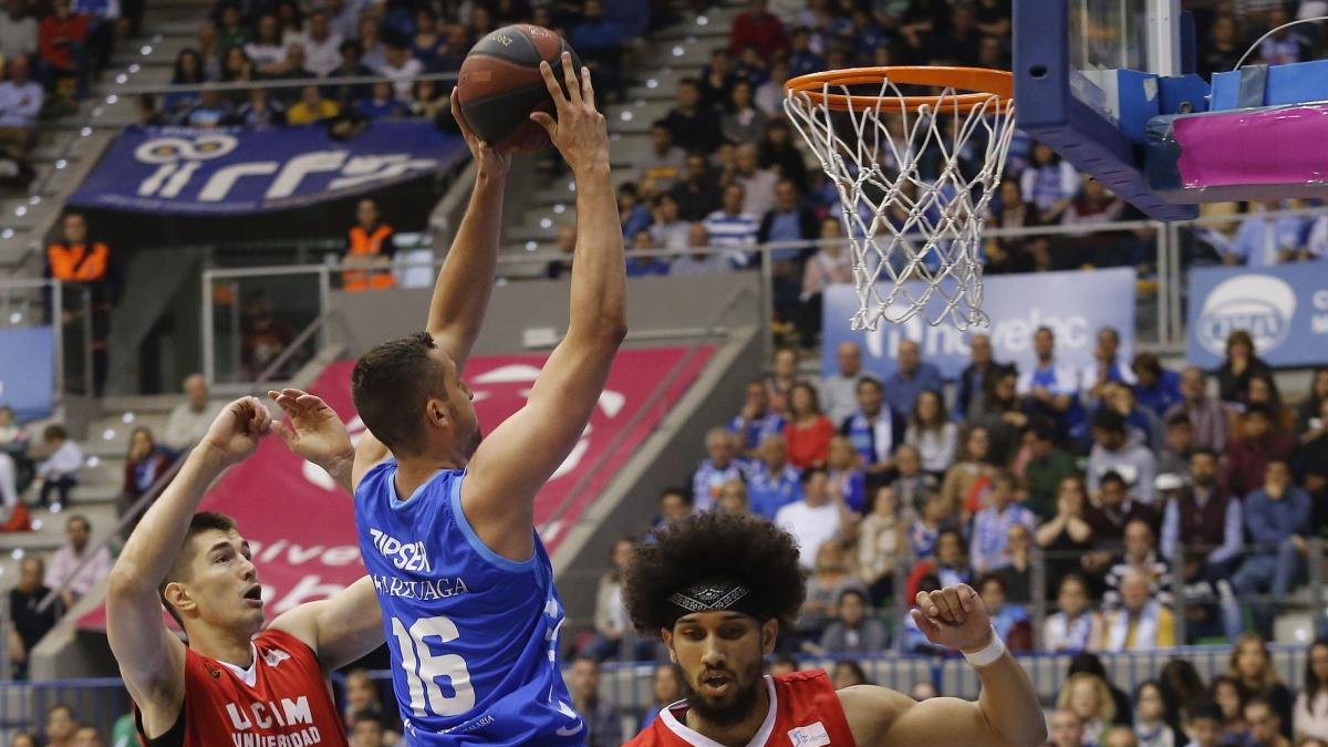 Zipser entra a canasta en el partido del pasado sábado frente al Murcia.-SANTI OTERO