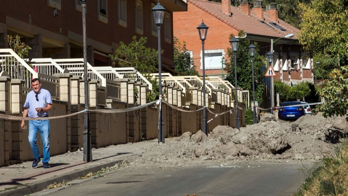 La calle Murallas de Burgos tuvo que cerrarse al tráfico debido al desprendimiento de tierra en la ladera. TOMÁS ALONSO