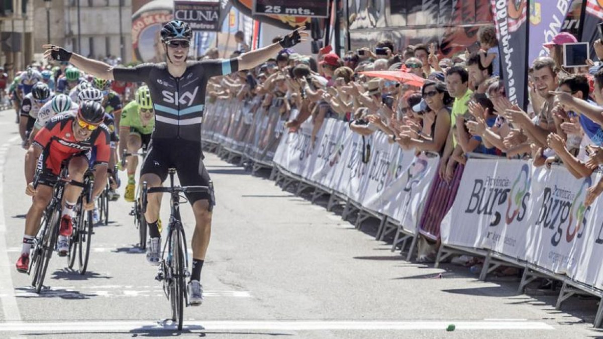 Danny Van Poppel atraviesa la línea de meta de Melgar de Fernamental victorioso.-SANTI OTERO