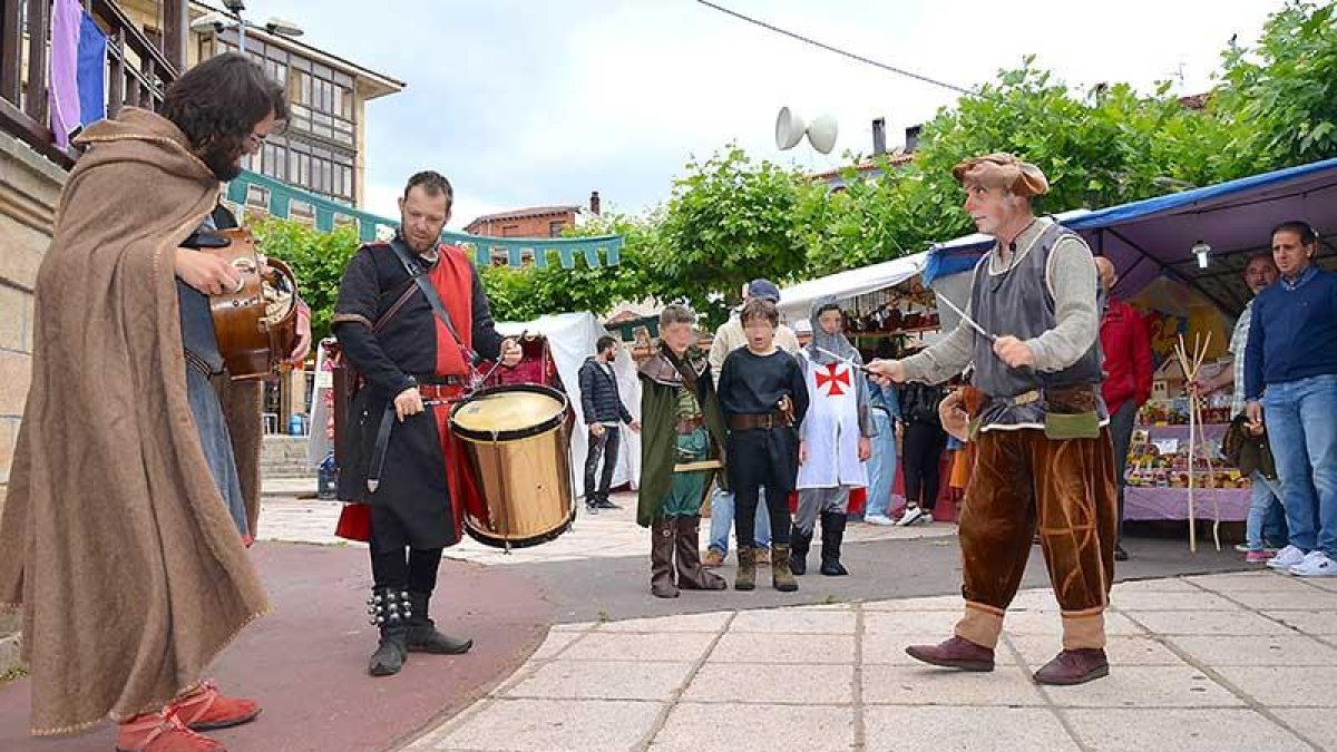 Visitantes y vecinos disfrutaron del ambiente medieval en que la villa se envolverá también hoy domingo.-R. F.