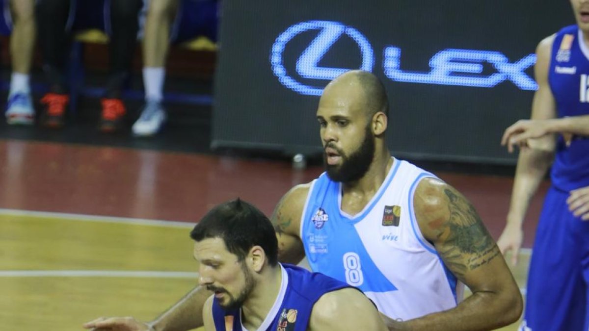 Poscic postea ante el jugador del Ourense Rowley en un partido de la pasada temporada.-RAÚL OCHOA