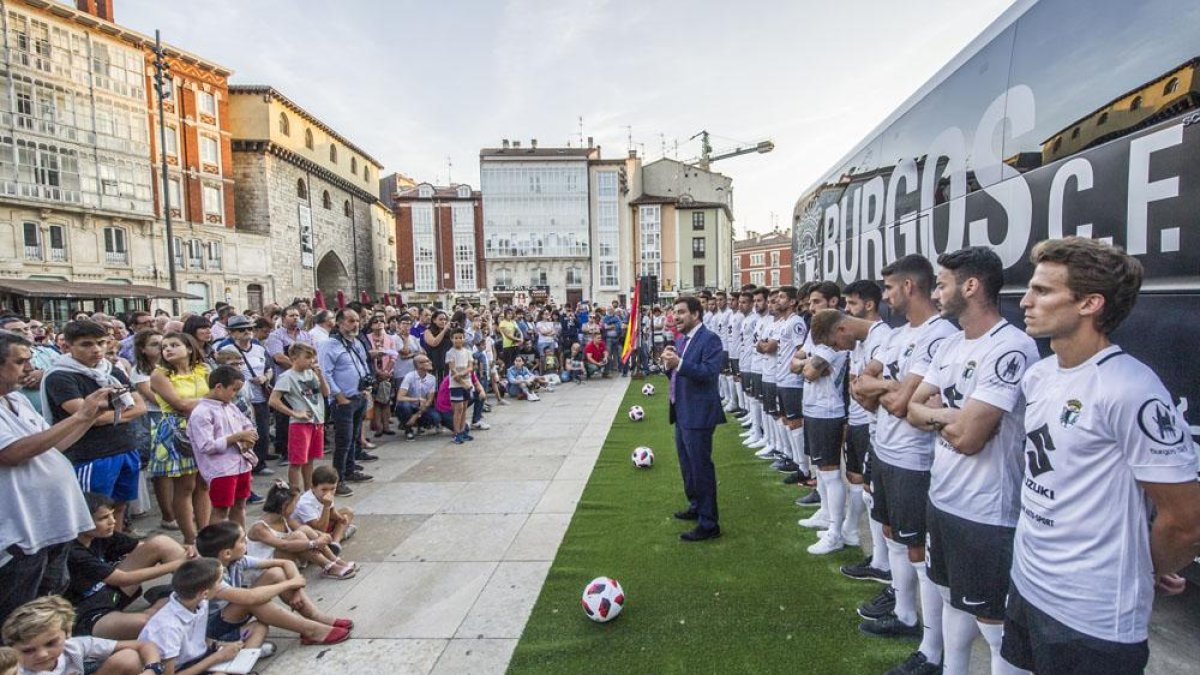 El Burgos CF se presentó ayer de forma público a los pies de la Catedral.-ISRAEL L. MURILLO