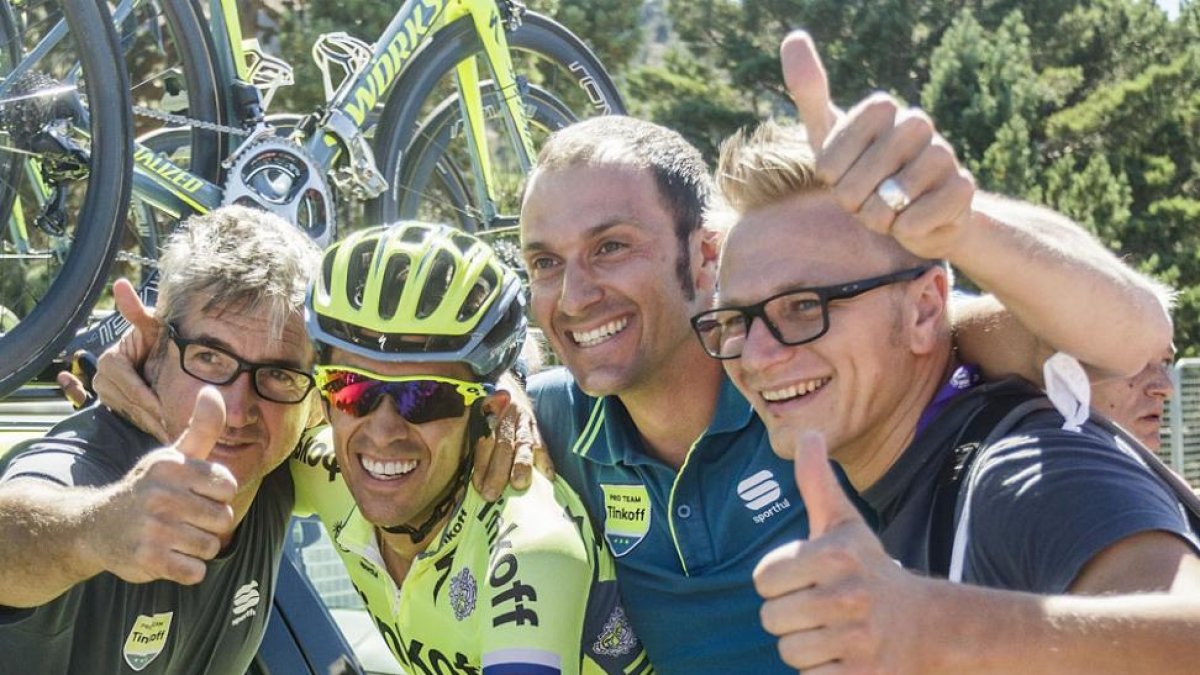 AlbertoContador celebra la victoria junto a Iván Basso (centro)y dos de sus auxiliares.-SANTI OTERO
