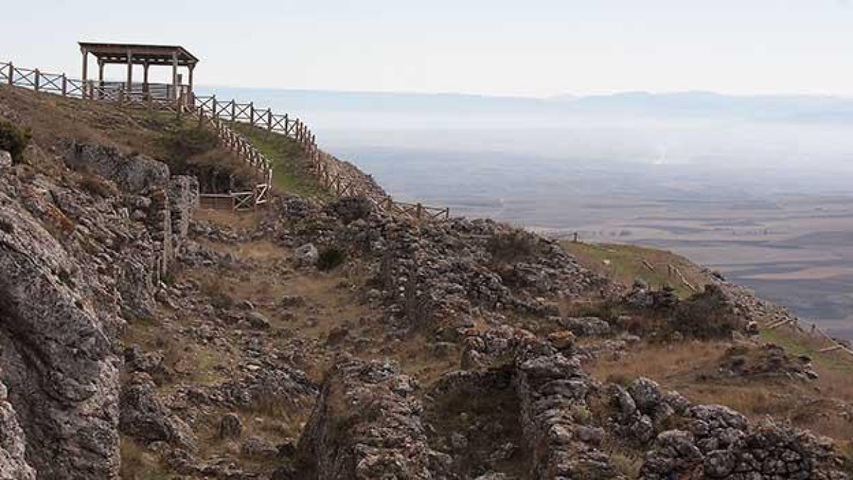 Los restos de las construcciones que conformaban la fortaleza son claramente visibles desde los puntos más altos del enclave así como del territorio que se controlaba.-G.G.