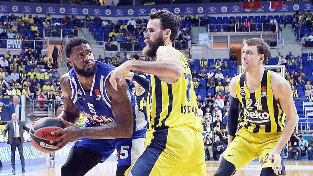 Clark postea ante el jugador del Fenerbahçe Luigi Datome en un partido de Euroliga de la pasada campaña.-EUROLEAGUE.NET