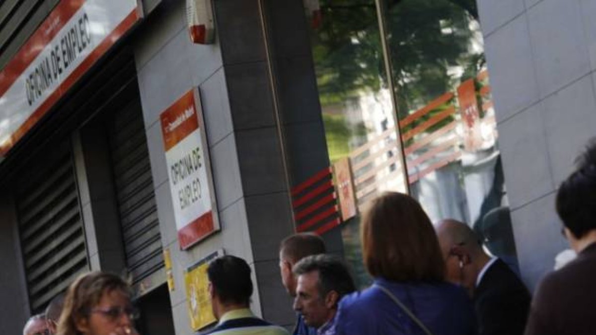 Cola del paro en una oficina de empleo de Madrid.-Foto: AGUSTÍN CATALÁN