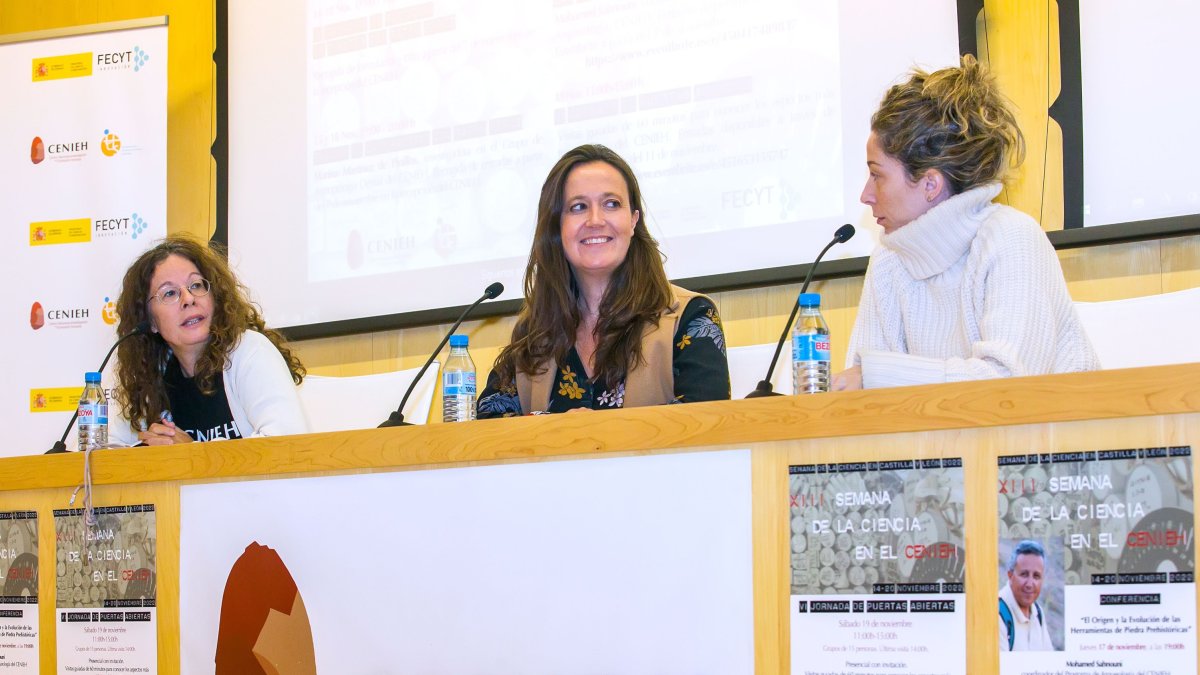 Chitina Moreno, María Martinón y Marina Martínez Pinillos en la presentación de las actividades del Cenieh en la Semana de la Ciencia. TOMÁS ALONSO