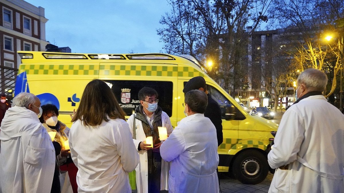 Profesionales sanitarios protestan contra las medidas de la Consejería de Sanidad. ICAL