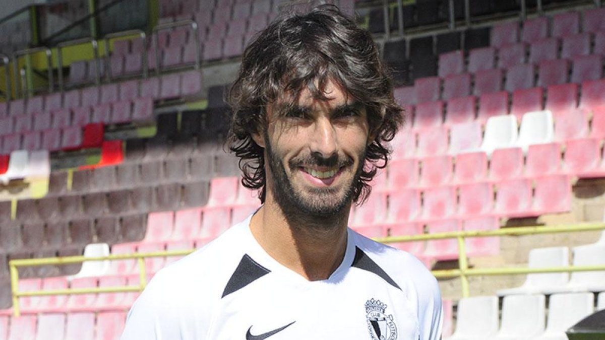 Carlos Martínez posa con la camiseta del Burgos CF, ayer.-ISRAEL L. MURILLO