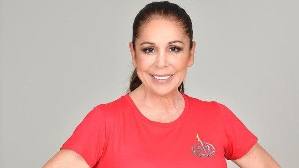 Isabel Pantoja posa para la foto oficial de Supervivientes.-INSTAGRAM