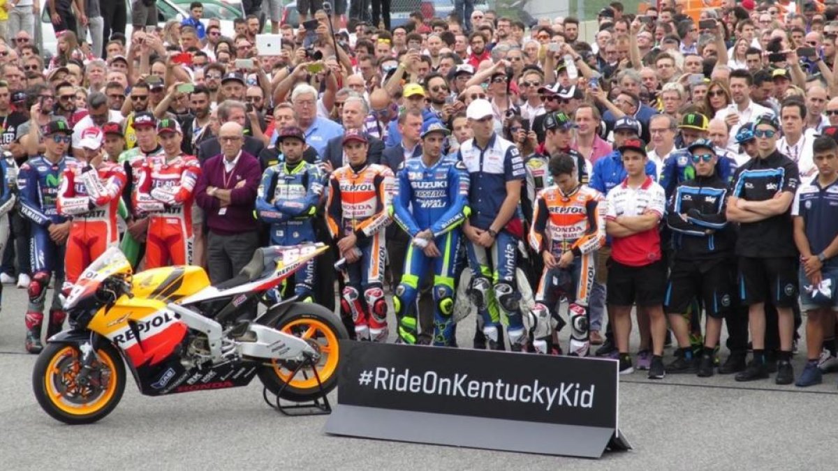El Mundial ha guardado, hoy, en Mugello (Italia), 69 segundos de silencio en homenaje a Nicky Hayden.-EMILIO PÉREZ DE ROZAS / Enviado especial