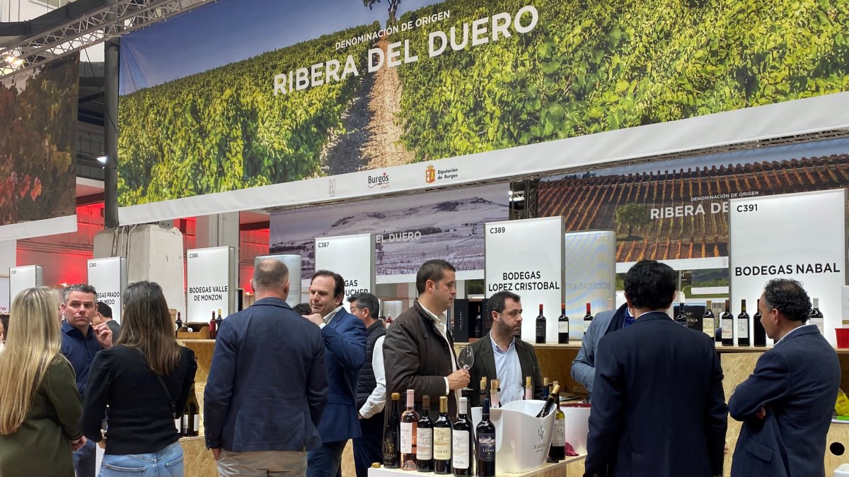 Un total de 33 bodegas burgalesas se dan a conocer en la gran feria internacionalque se celebra en el recinto de Montjuïc-Barcelona hasta el miércoles. ECB