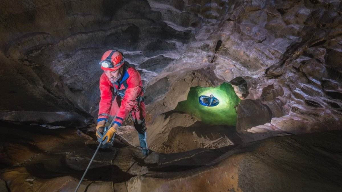 Llevan décadas recorriendo el interior de cavidades y grandes galerías del complejo kárstico de Atapuerca, y queda más de la mitad por descubrir. El Grupo Espeleológico Edelweiss sigue mapeando y cartografiando nuevos espacios de Ojo Guareña. De este gran complejo, uno de los cinco más grandes del mundo, solo se conoce un tercio. Dos tercios faltan por descubrir y gran parte de ellos son subterráneos. Bajo el agua que sigue erosionando Ojo Guareña aun hay cinco niveles. Por encima se conocen seis. Estos son algunos de sus secretos. 