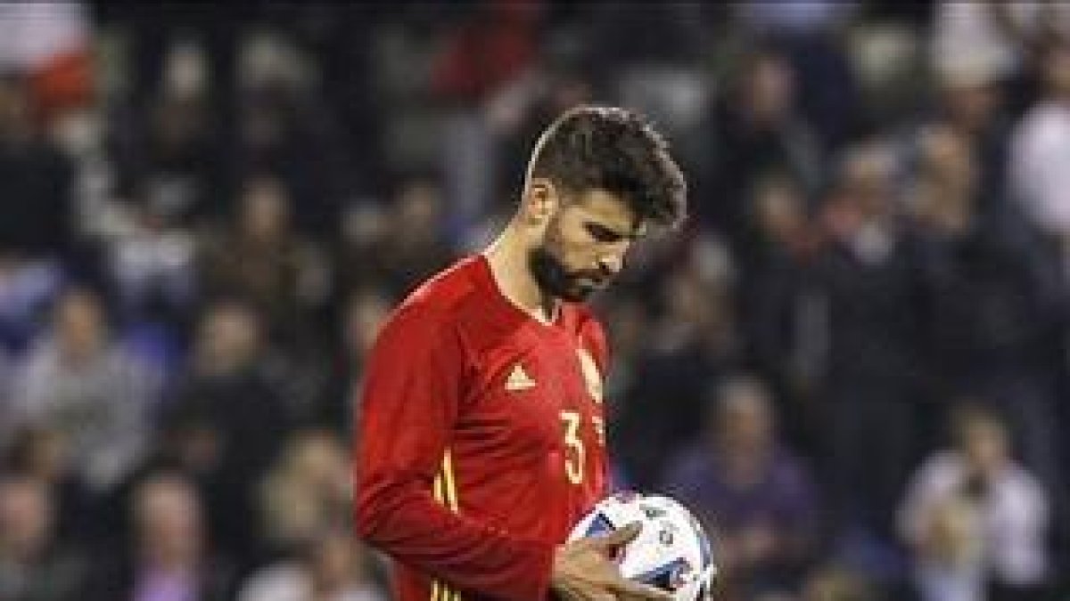 Gerard Piqué, en un momento del amistoso entre España e Inglaterra en el Rico Pérez.-MIGUEL LORENZO