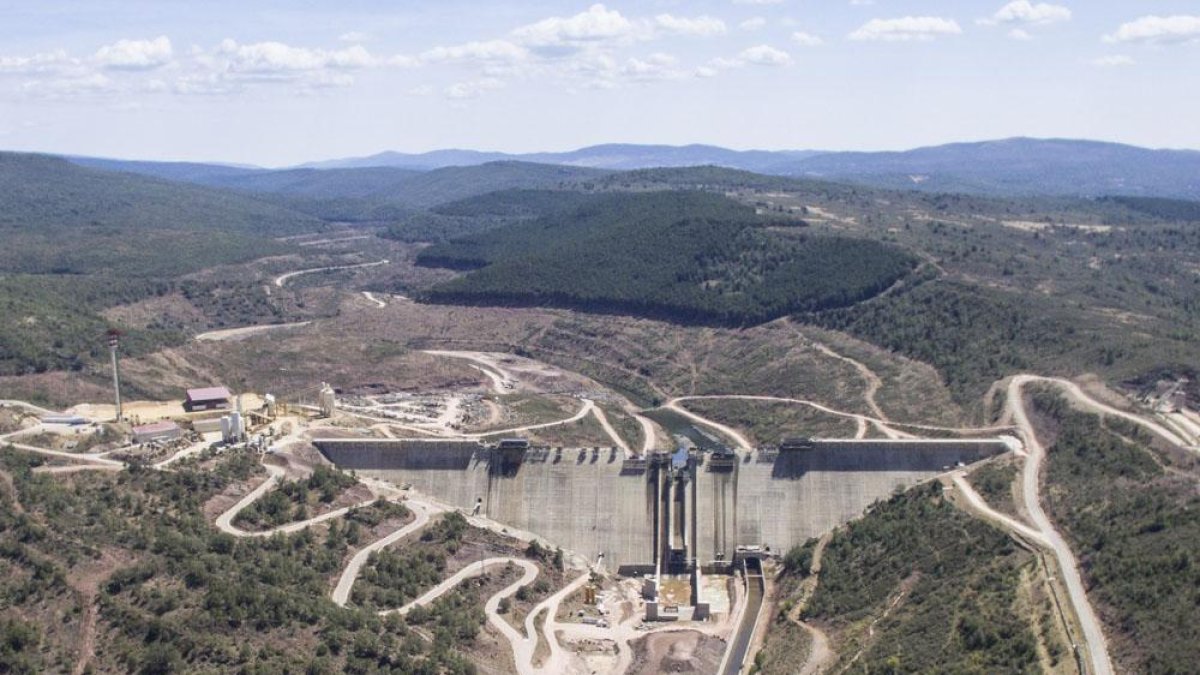 El hormigonado de la faraónica infraestructura se completará a finales de año.-ISRAEL L. MURILLO