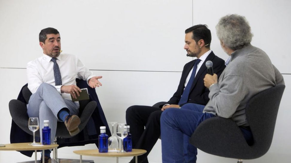 Pablo Lago (i.) y Raúl Fernández (c.) dialogaron en el MEH con Ernesto Escapa como presentador.-Raúl Ochoa