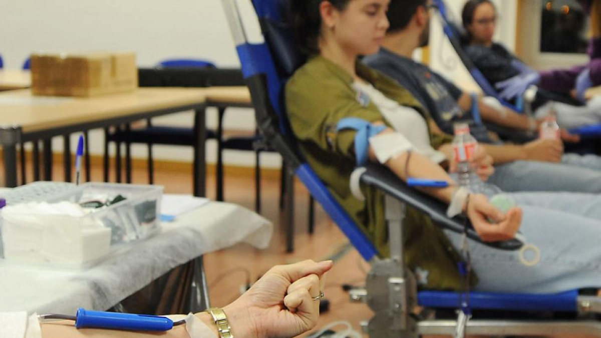 Cuatro personas donan sangre durante una jornada de extracciones de la asociación.-ISRAEL L. MURILLO