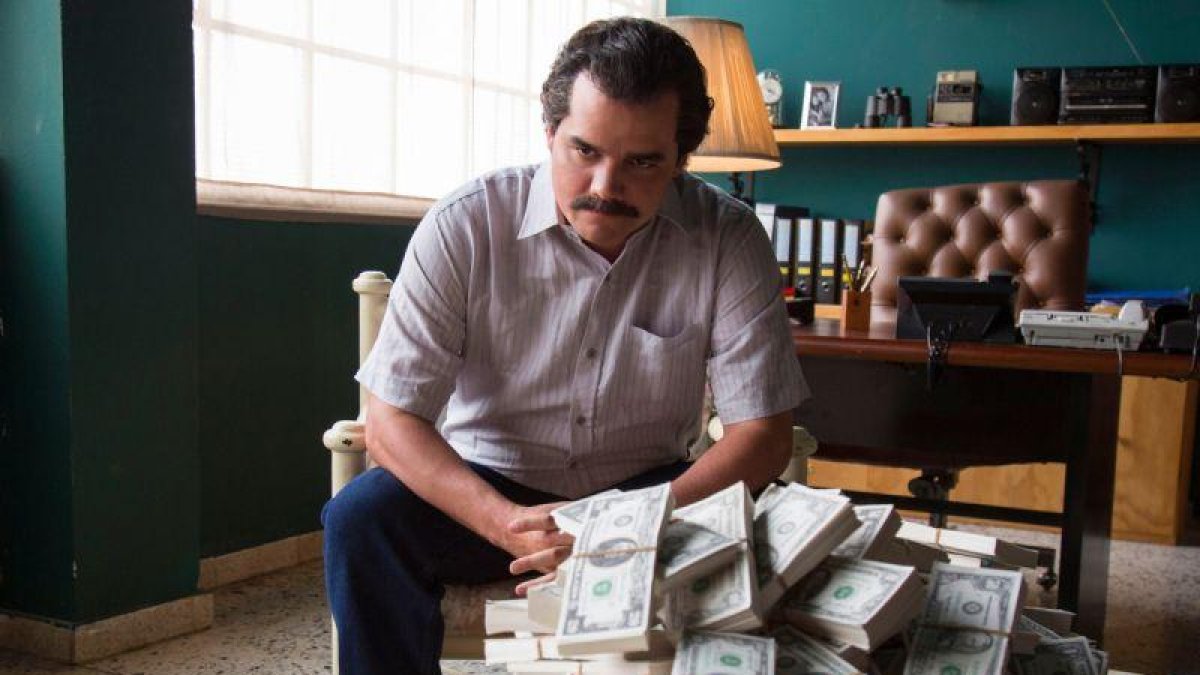El actor Wagner Moura interpreta a Pablo Escobar en la serie Narcos, la serie de Netflix que más maratones acumula en España.-EL PERIÓDICO