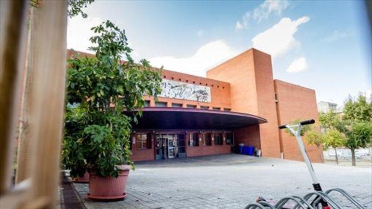 Fachada del colegio público Joan Abelló de Mollet del Vallès, donde el maestro trabajó varios años.-NÚRIA PUENTES