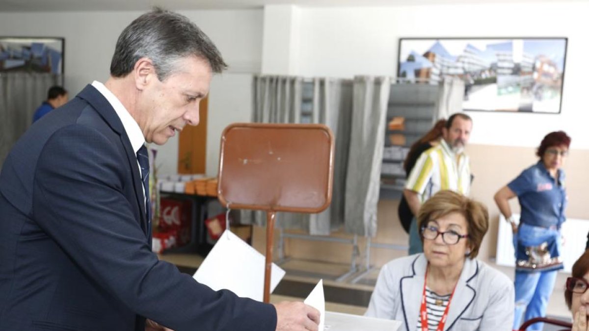 El candidato al Congreso por León de la Unión del Pueblo Leonés, Julio González Rivo, vota el el colegio Dominicas-Anunciata de Trobajo del Camino (León)-ICAL