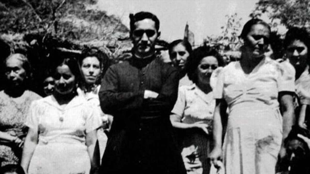 Una imagen del documental sobre el obispo Óscar Arnulfo Romero, con los más desprotegidos de El Salvador.-EL PERIÓDICO