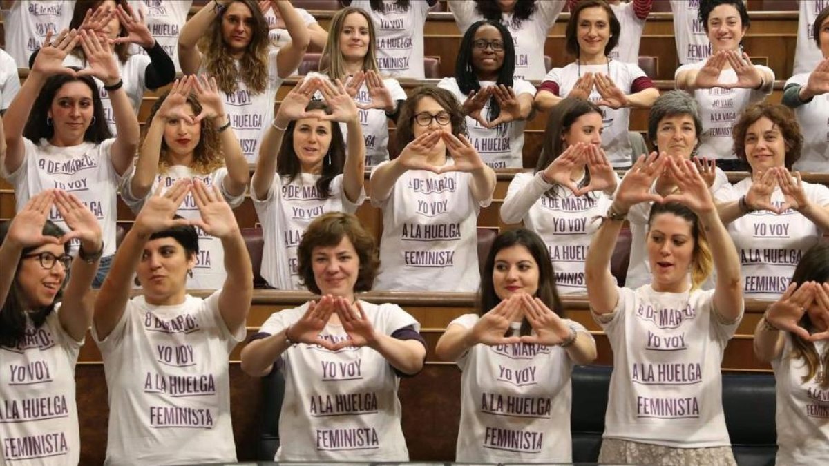 Las diputadas de Unidos Podemos lucen camisetas en apoyo a la huelga feminista, el pasado 21 de febrero en el Congreso.-EFE