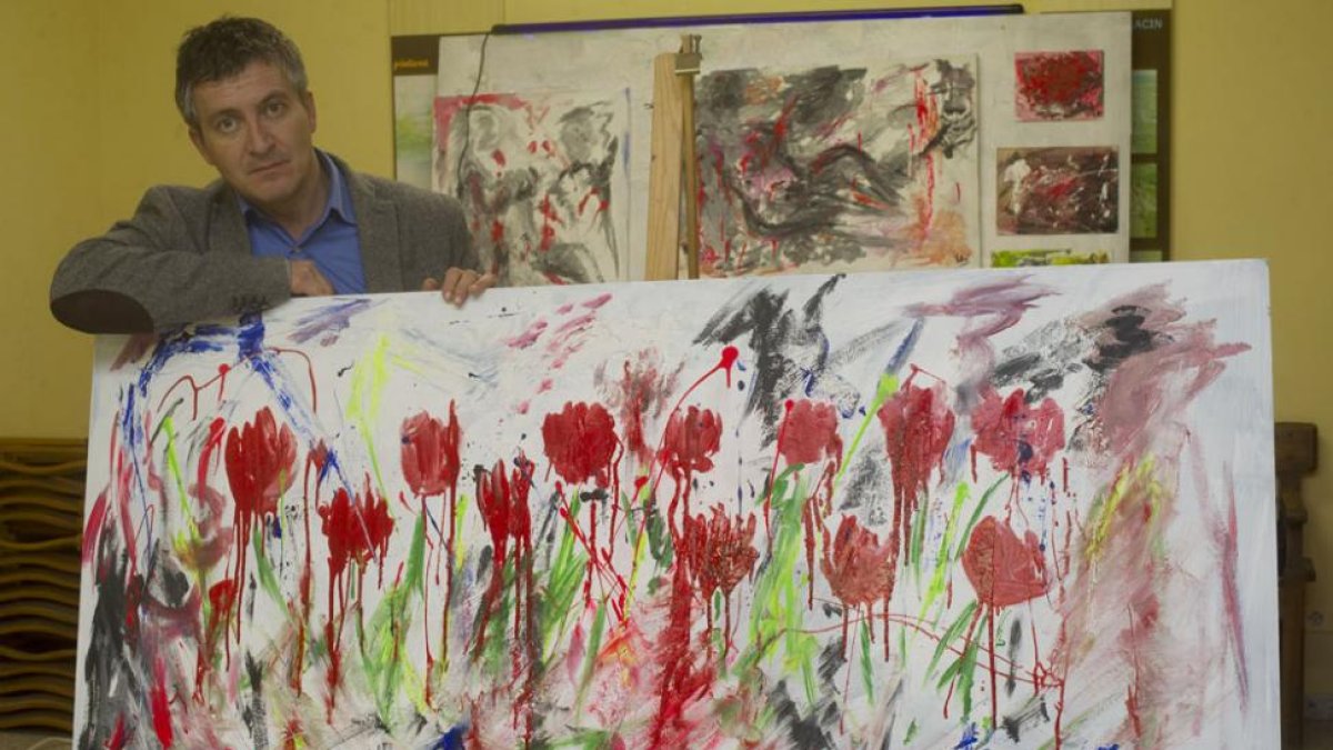 Claudio Vellvé, junto a una de las pinturas que se muestran en el Ayuntamiento de Sarracín hasta el día de Reyes.-Israel L. Murillo