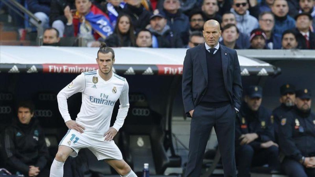 Bale y Zidane, poco antes de la entrada del galés en el campo.-PAUL WHITE / AP