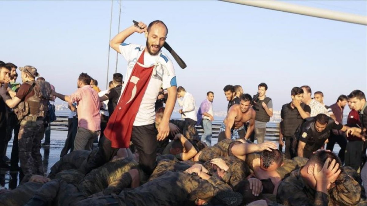 Un grupo de civiles golpea a soldados que se rindieron en Estambul.-REUTERS / STRINGER