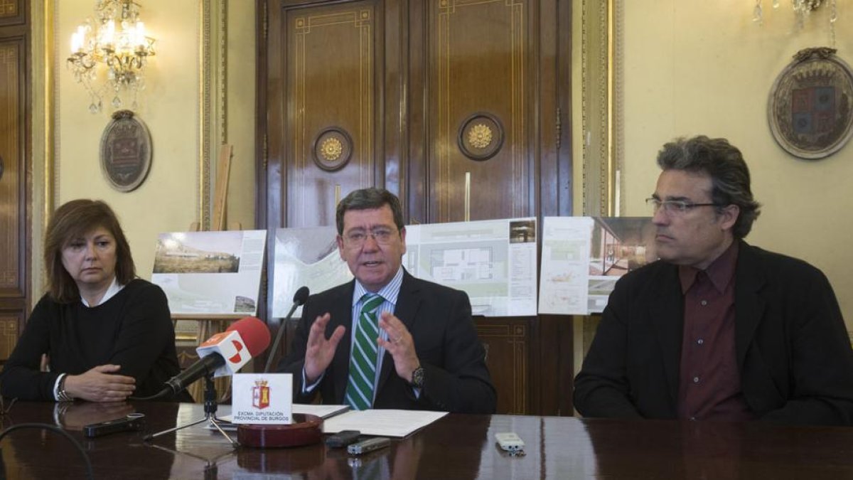 Mercedes Linares, César Rico y Antonio Tejedor durante la presentación del proyecto.-RAÚL G. OCHOA