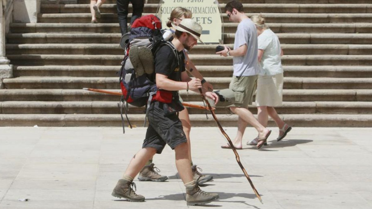 Peregrinos realizan el Camino de Santiago a su paso por la capital burgalesa.