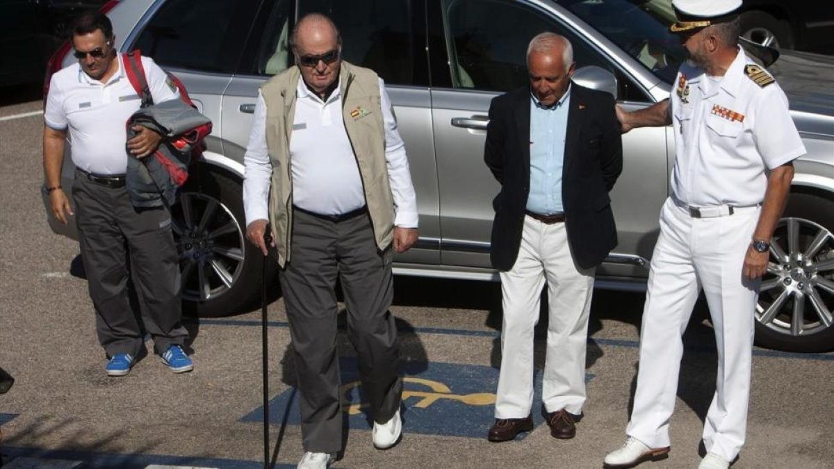 El rey Juan Carlos, a su llegada al Monte Real Club de Yates de Baiona.-EFE / SALVADOR SAS