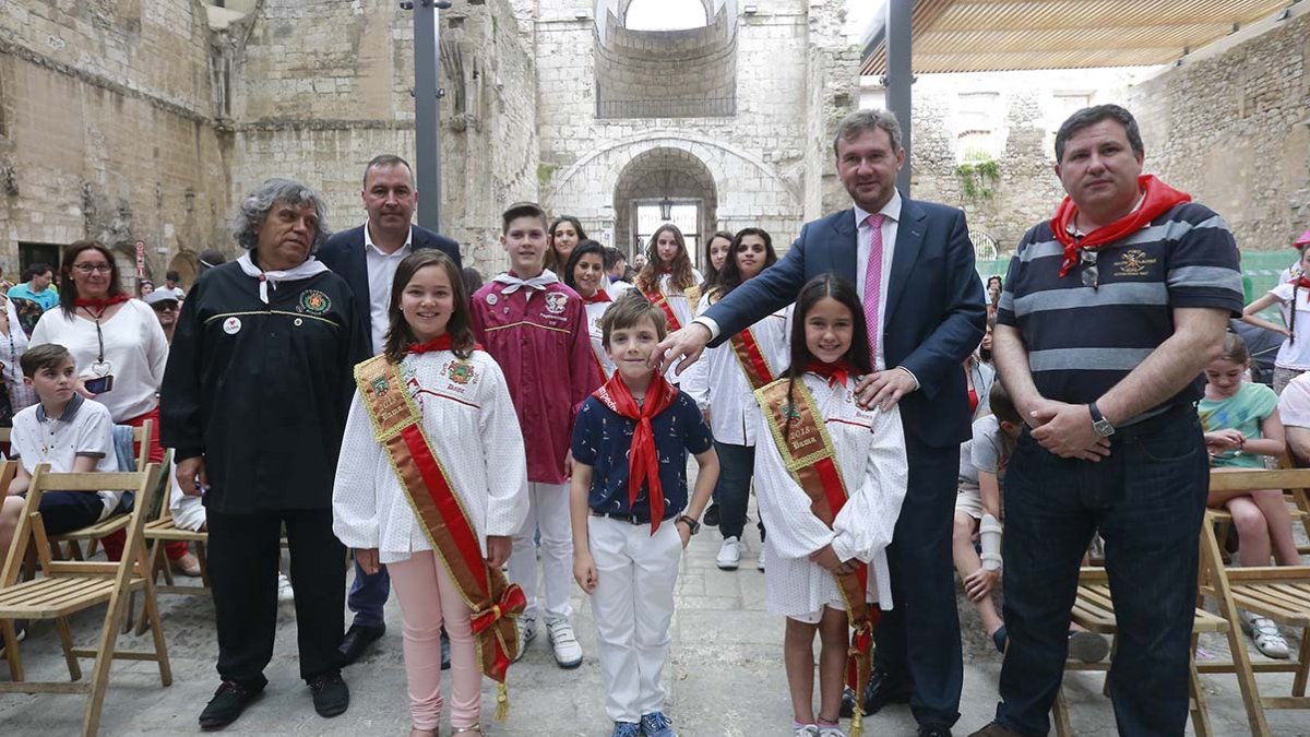 El Consistorio y Educación apoyan al pregonero infantil de las peñas. RAÚL G. OCHOA