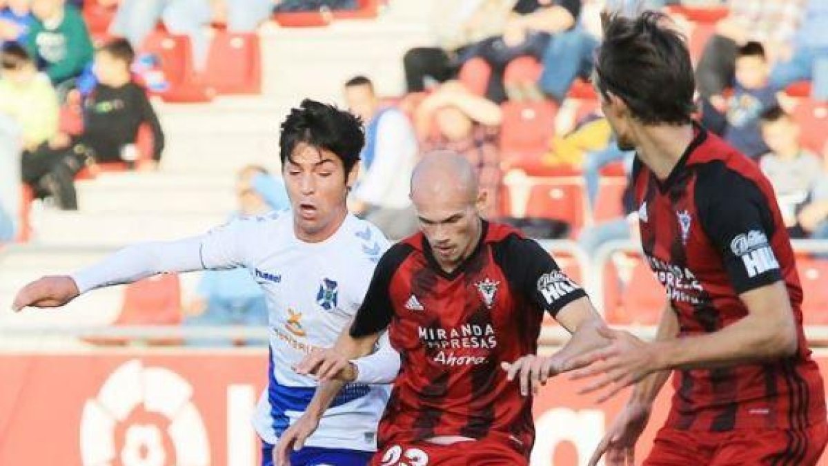 Guridi protege el balón en presencia de un jugador del Tenerife.-LALIGA