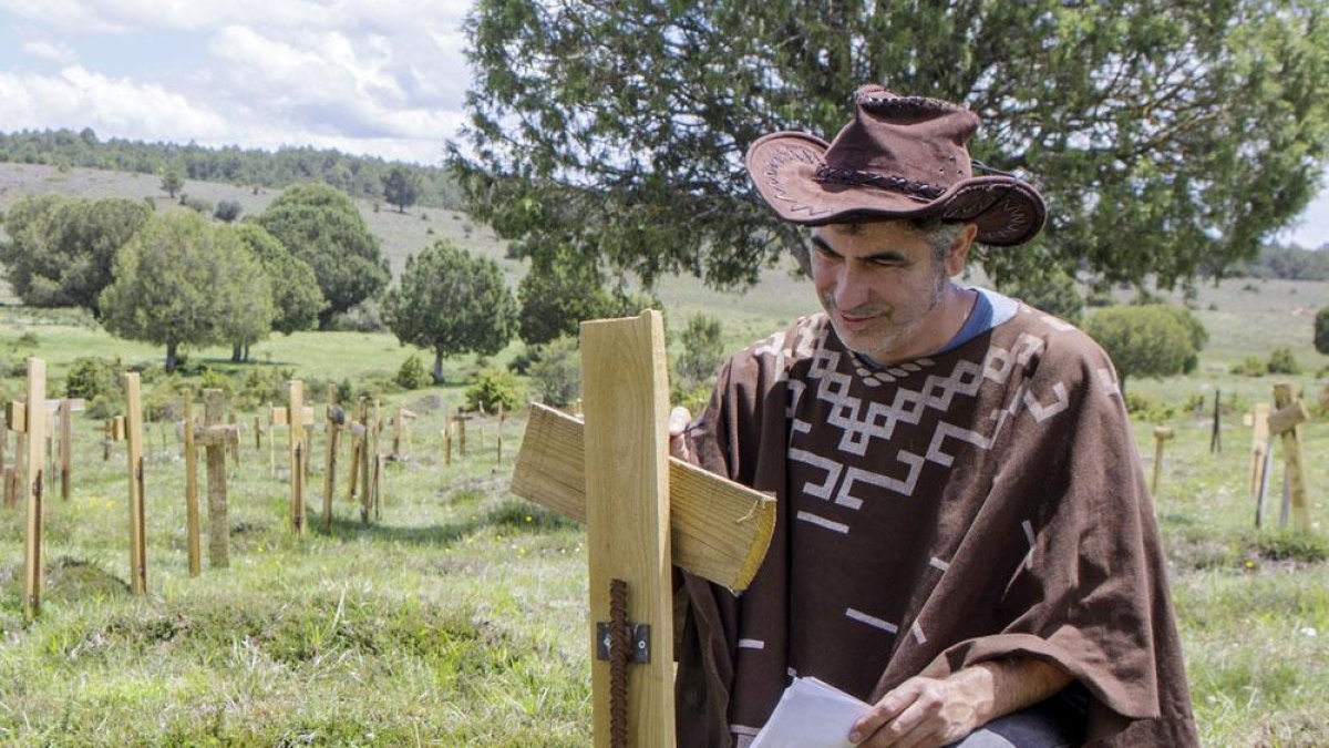 Sergio García, con su poncho-homenaje al personaje del Rubio, pinta una tumba en Sad Hill. SARA JANINI