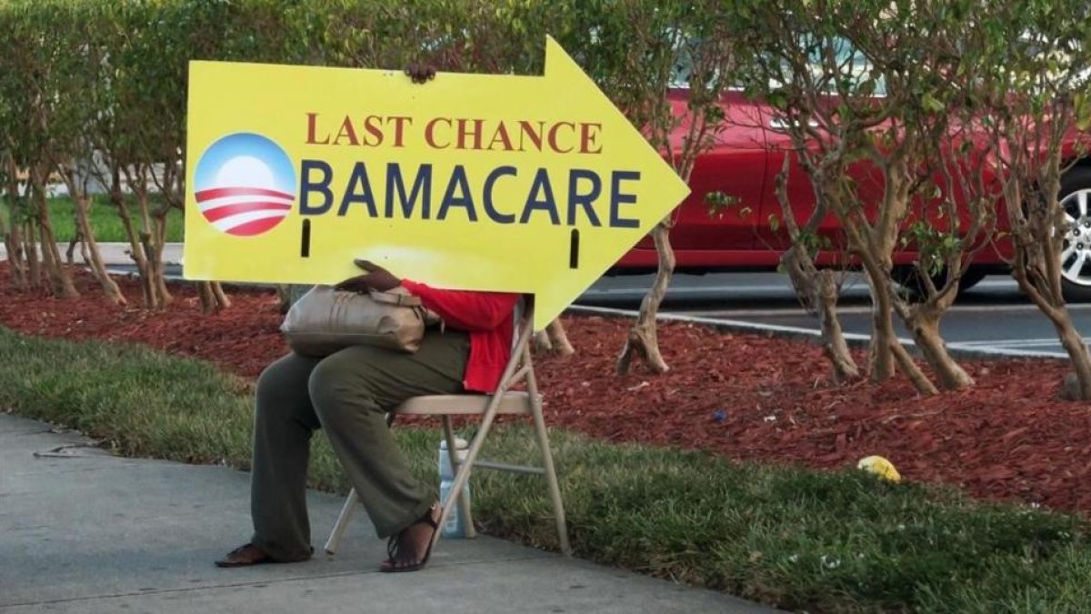 Logo de Obamacare en la puerta de una aseguradora, en Miami, el 10 de enero.-RHONA WISE