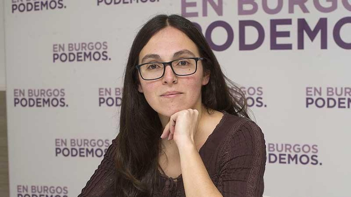 Laura Domínguez en la sede de Podemos Burgos.