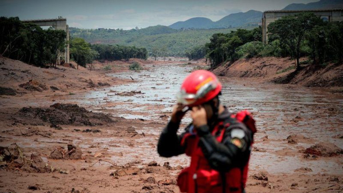 Bomberos en labores de busqueda y rescate por la rotura de represa en Brumadinho, Minas Gerais  Brasil.-EFE