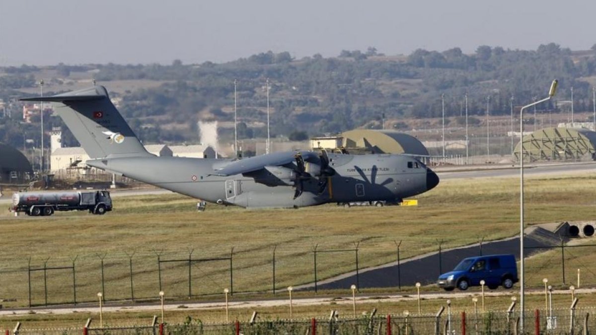 Un avión militar de transporte turco, aparcado en la base aérea de Incirlik, en la ciudad sureña de Adana, en julio del 2015.-REUTERS / MURAD SEZER